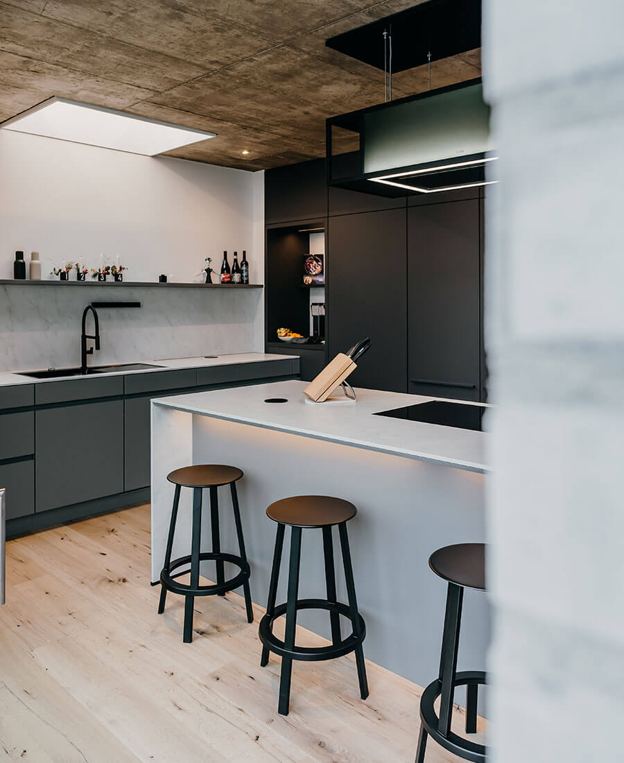 LEICHT Award Küche Betondecke Dachfenster, Keramik-Fronten