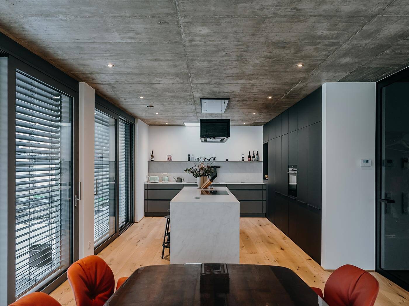 LEICHT Award Küche Betondecke Dachfenster, Keramik-Fronten