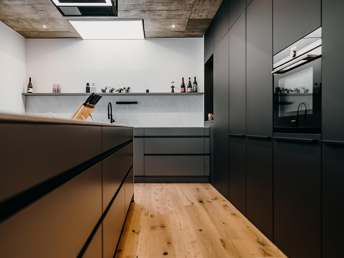 LEICHT Award Küche Betondecke Dachfenster, Keramik-Fronten