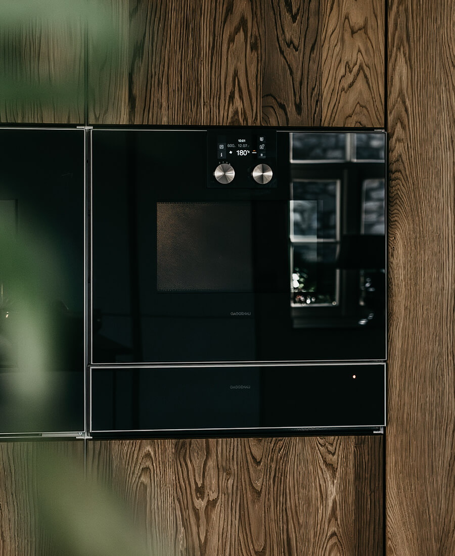 Moderne LEICHT Küche in ausgebauter Scheune NOVY Induktion