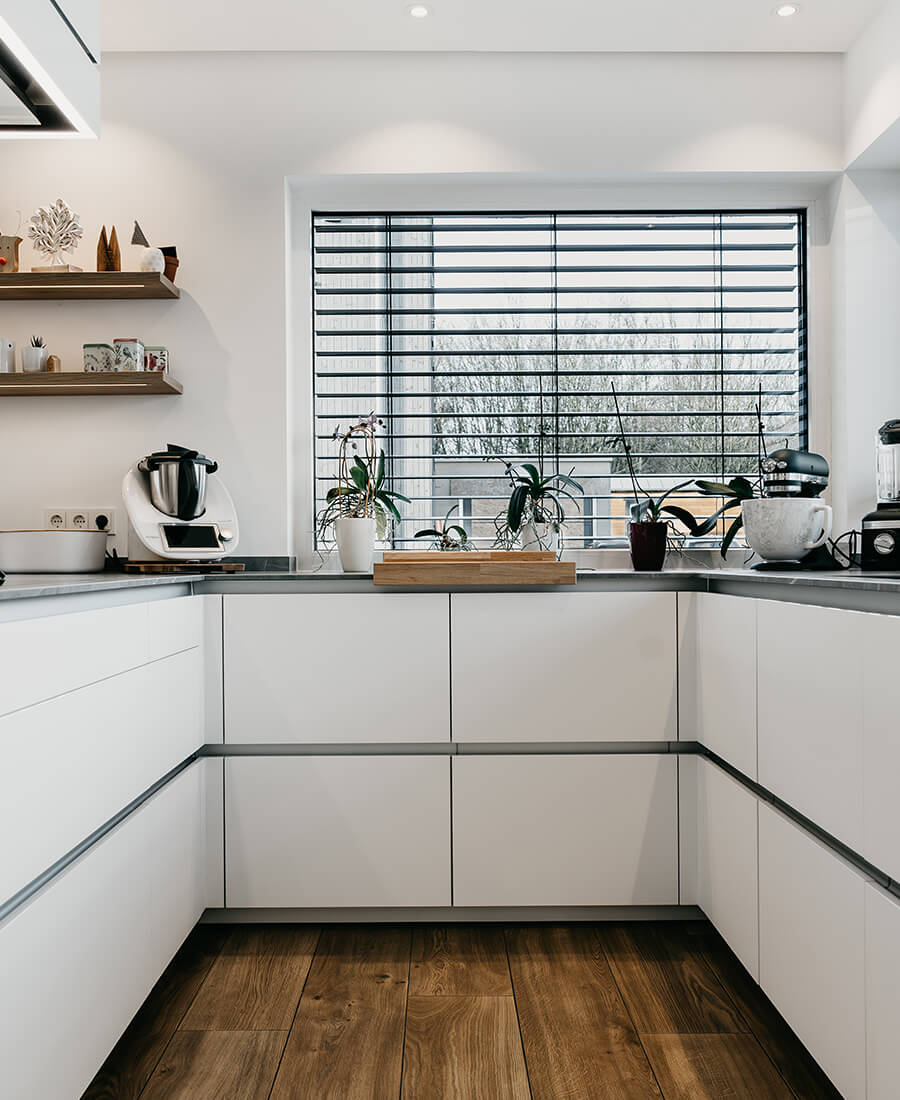 Modern Küche matte Fronten in Weiß mit Glasvitrine