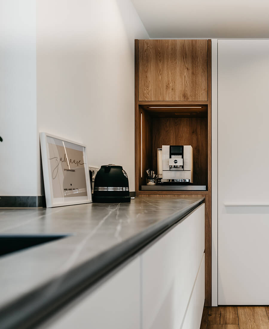 Modern Küche matte Fronten in Weiß mit Glasvitrine