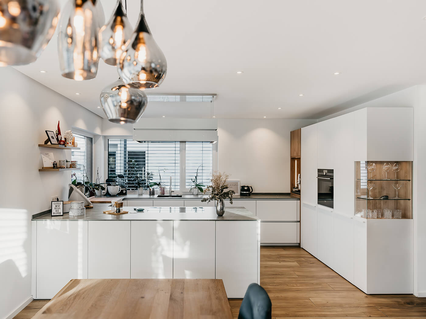 Modern Küche matte Fronten in Weiß mit Glasvitrine