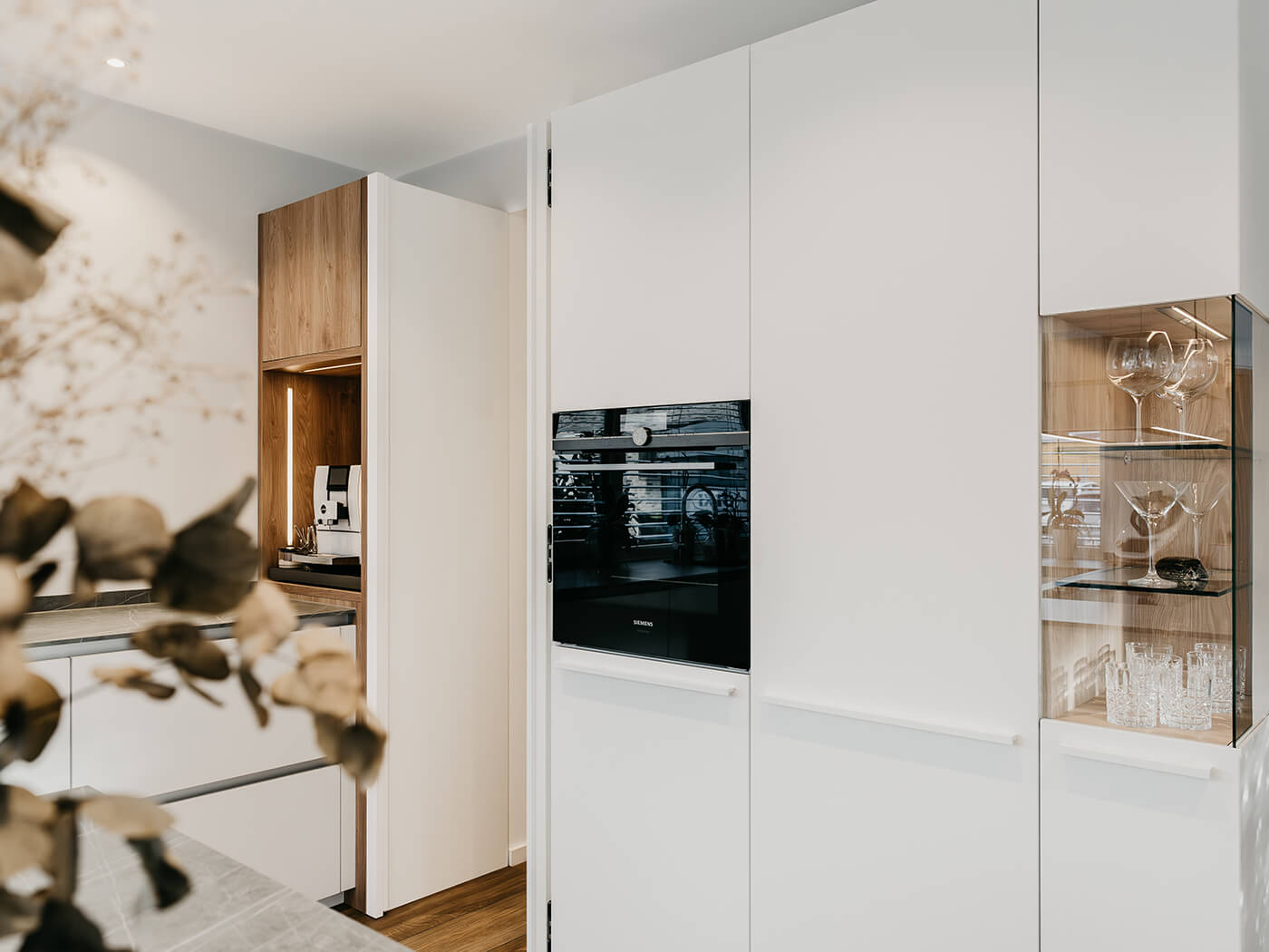 Modern Küche matte Fronten in Weiß mit Glasvitrine