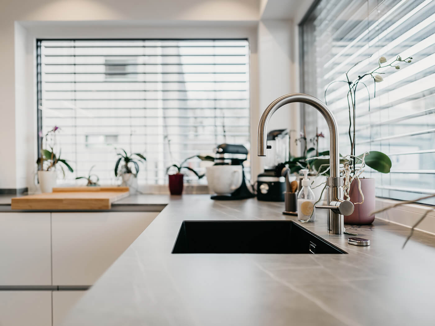 Modern Küche matte Fronten in Weiß mit Glasvitrine