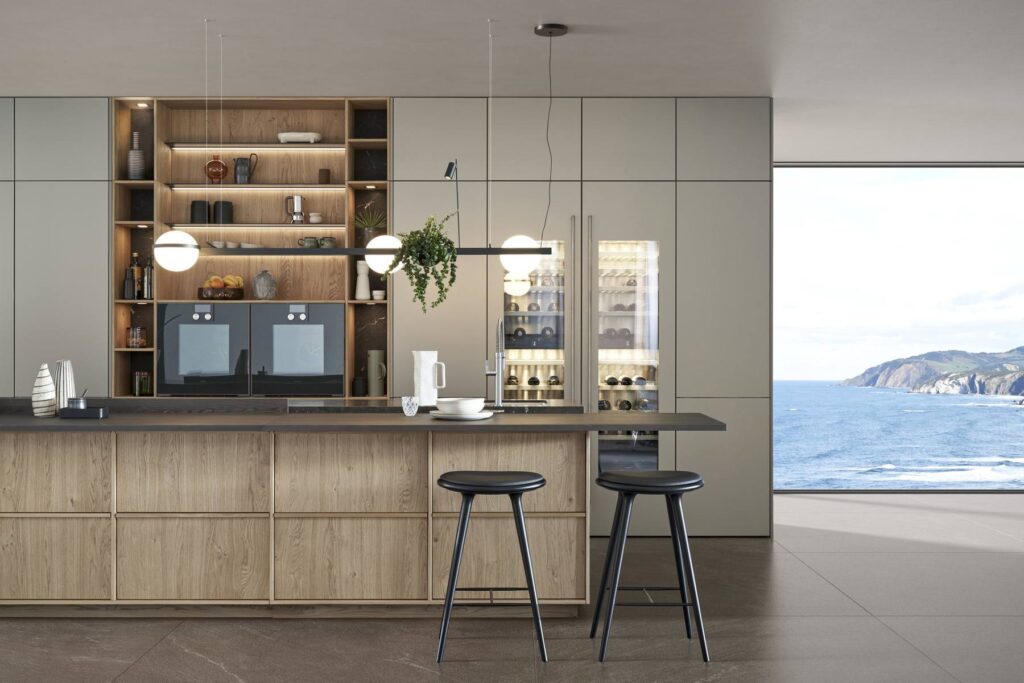 Designküche von LEICHT mit Kücheninsel in Eiche und Blick aufs Meer