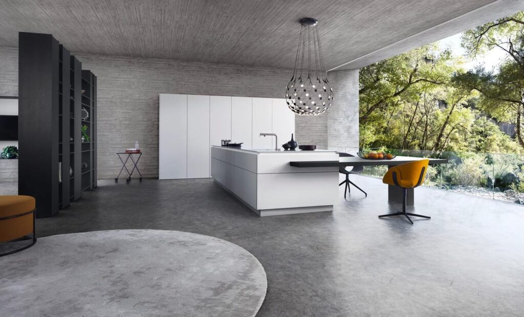 Designküche von LEICHT mit weißer Kücheninsel und Regalwand in Schwarz
