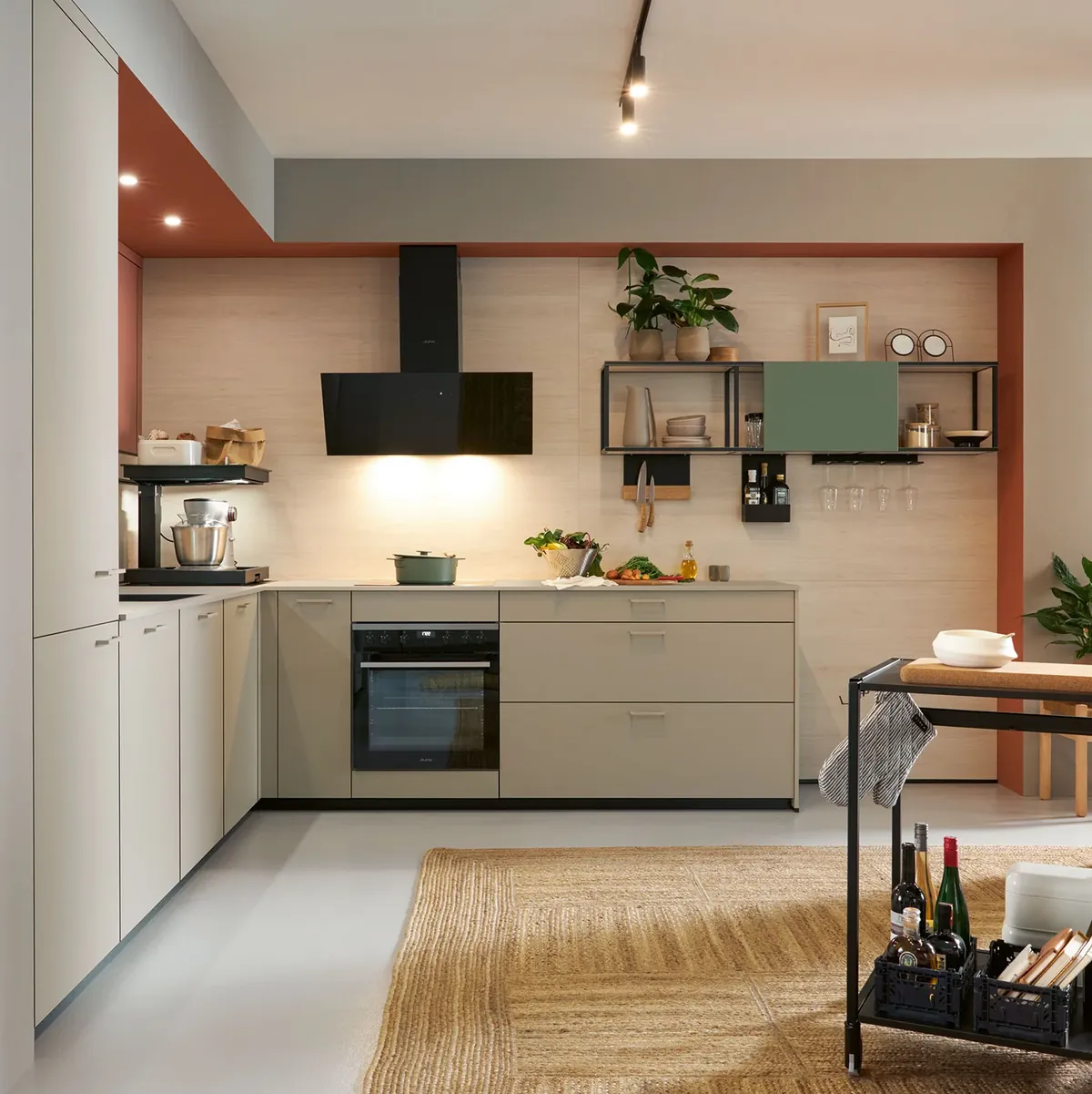 Küche in Sandfarbe mit Regal in Holzoptik – Beispiel für die Basic Line
