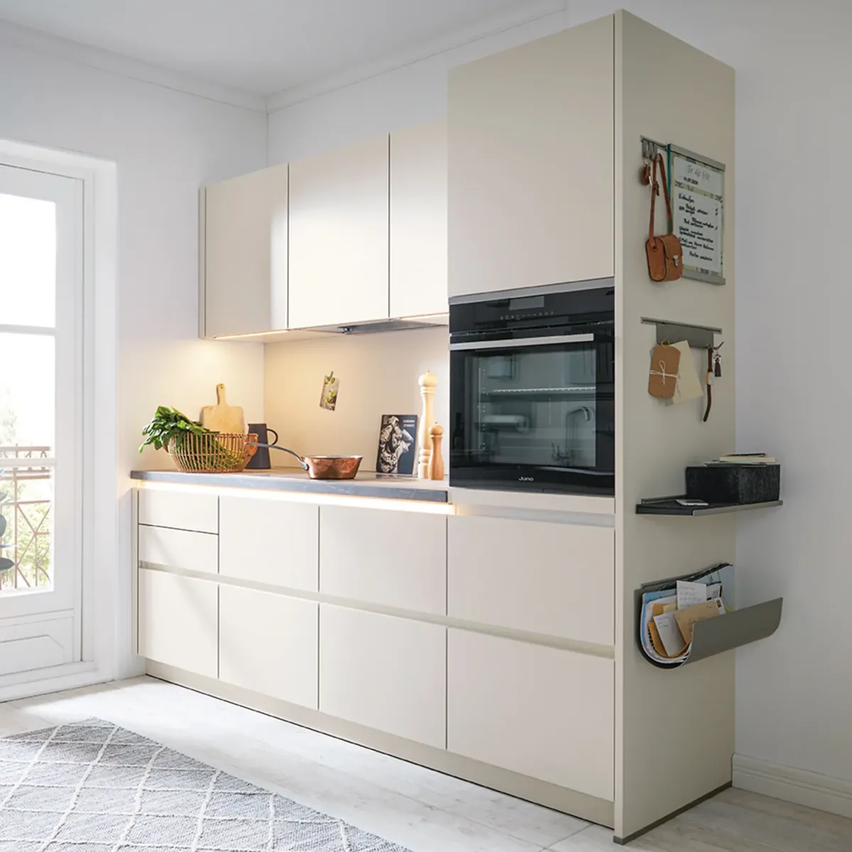 Weiße Küchenzeile mit Hochschrank – Beispiel für die Basic Line