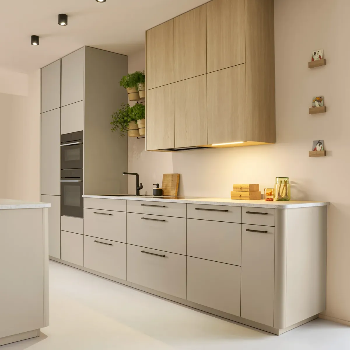L-Küche mit Fronten in Holzoptik – Beispiel für die Basic Line