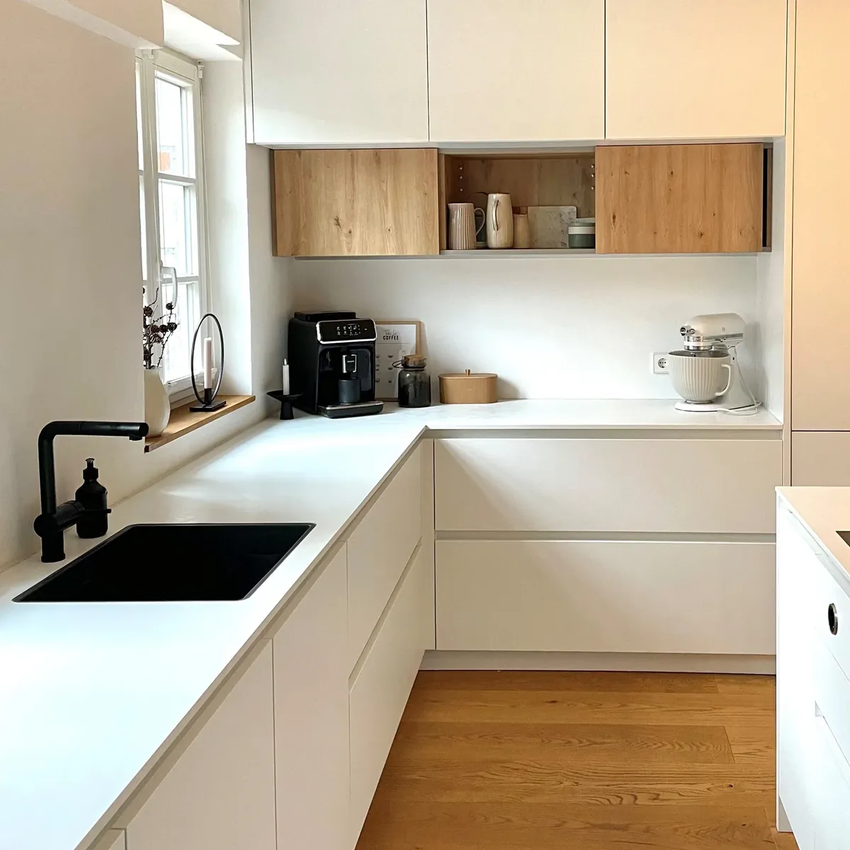Weiße L-Küche mit Oberschränken in Holzoptik – Beispiel für die Basic Line