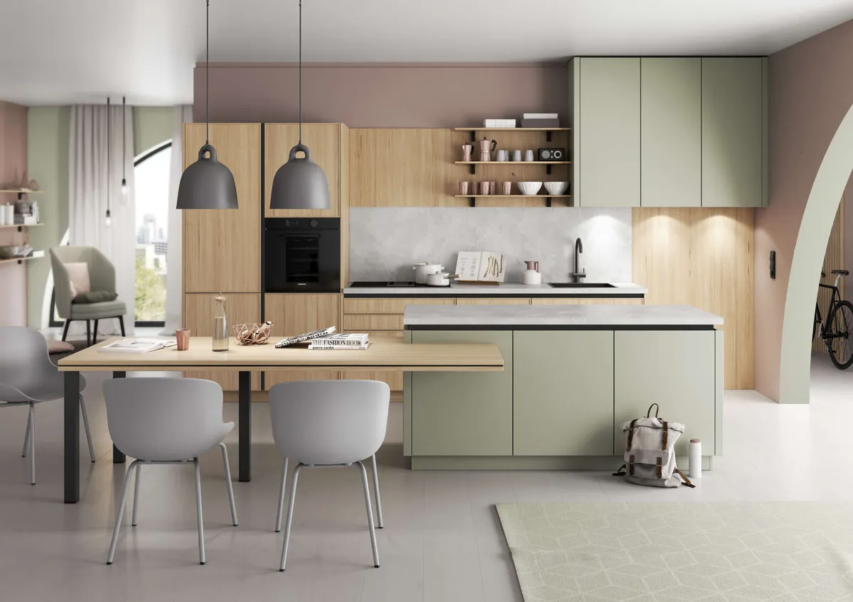 Küche in Holz und Salbeigrün mit Essplatz – Beispiel für die Comfort Line