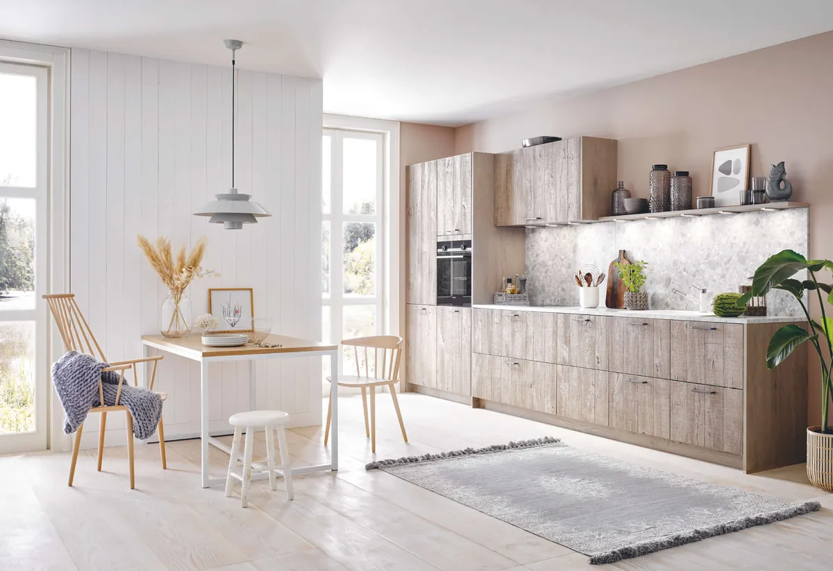 Küche in heller Holzoptik mit Essplatz – Beispiel für die Comfort Line
