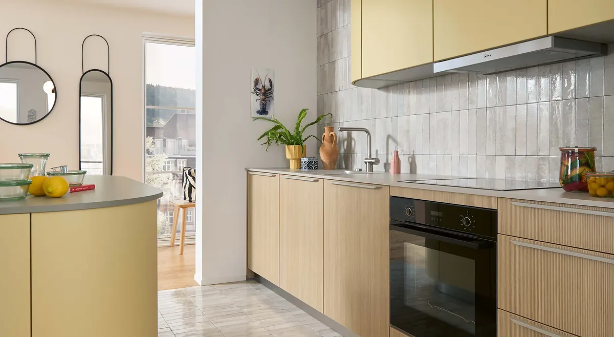 L-Küche in Gelb und Holzoptik – Beispiel für die Comfort Line