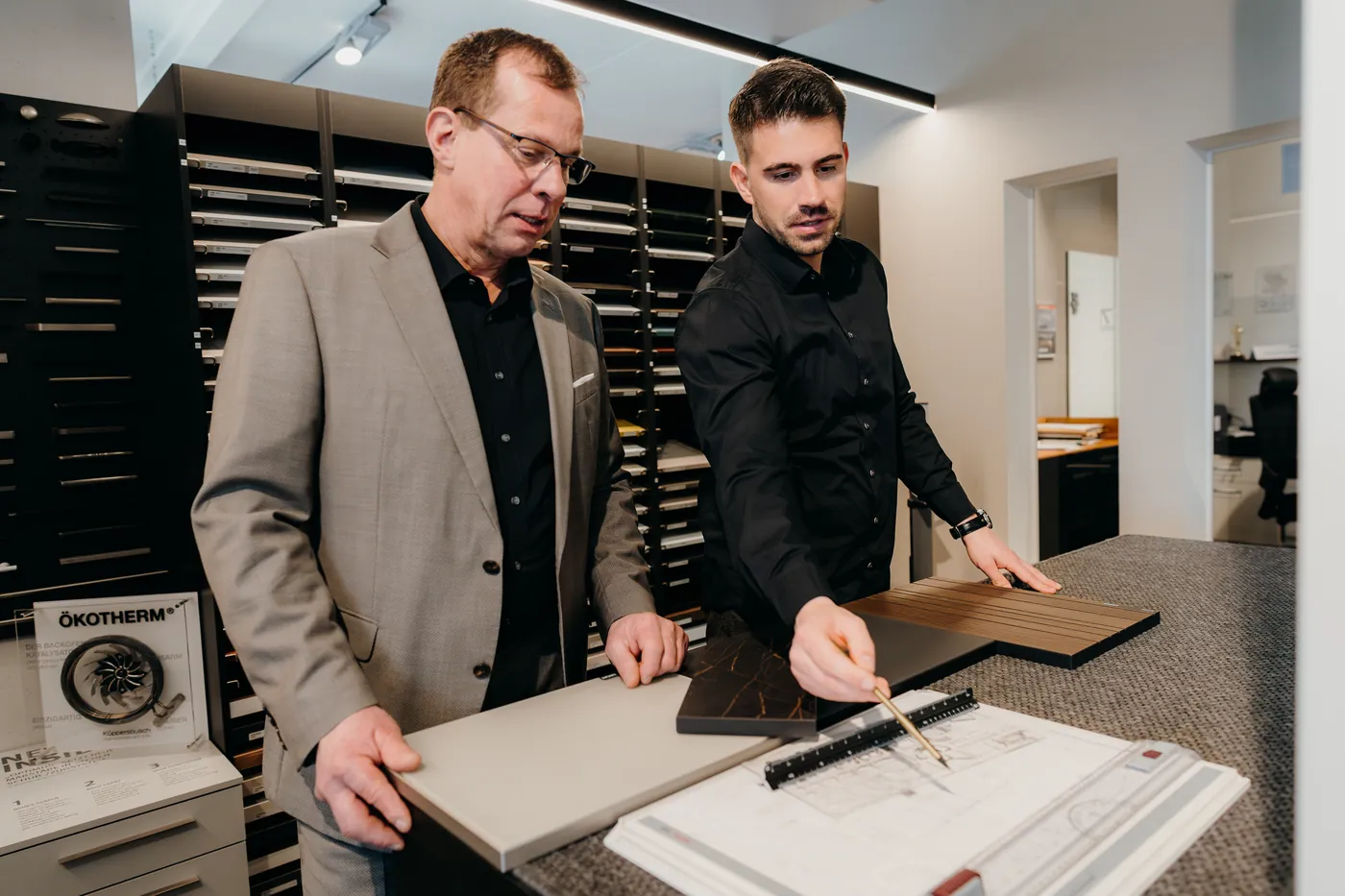 Jörg und Pascal Durczak arbeiten eine Küchenplanung mit Mustern aus