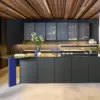 Dunkle Kücheninsel unter Holzlamellendecke von next125 – Beispiel für die Premium Line
