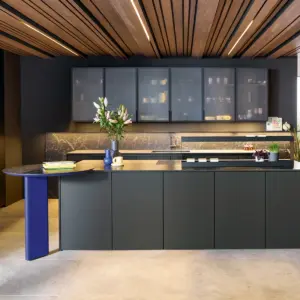 Dunkle Kücheninsel unter Holzlamellendecke von next125 – Beispiel für die Premium Line
