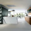 Kücheninsel in Marmoroptik im offenen Loft von next125 – Beispiel für die Premium Line