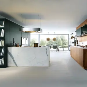Kücheninsel in Marmoroptik im offenen Loft von next125 – Beispiel für die Premium Line